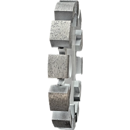 Zbliżenie na segmenty diamentowe frezu do twardego betonu TM-tech Hard Concrete